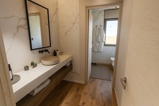 Render White Diamond: La palette naturale avvolge lo spazio con discrezione, lasciando che il legno e la luce raccontino il calore della casa. I toni chiari ampliano la percezione e permettono di inserire arredi e oggetti senza appesantire la scena. È una scelta pratica per ottenere continuità tra pavimenti, pareti e mobili nel tempo. La composizione permette di riconoscere una funzione principale senza impedire allo spazio di accogliere altri momenti della giornata. Ogni elemento contribuisce a definire l’identità della vista 1 del portfolio White Diamond.