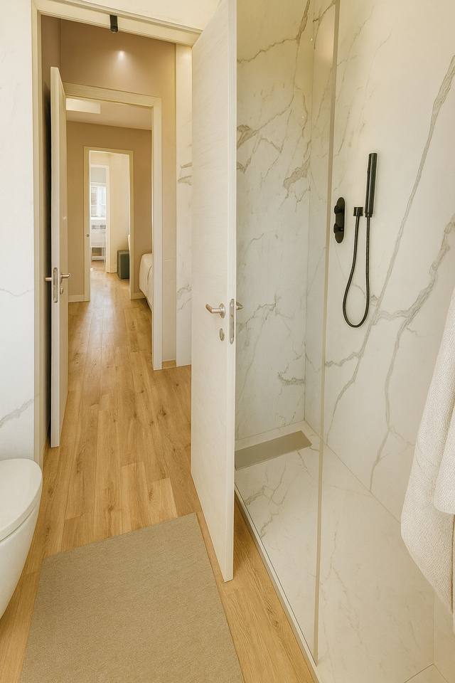 Render White Diamond: La palette naturale avvolge lo spazio con discrezione, lasciando che il legno e la luce raccontino il calore della casa. I toni chiari ampliano la percezione e permettono di inserire arredi e oggetti senza appesantire la scena. È una scelta pratica per ottenere continuità tra pavimenti, pareti e mobili nel tempo. La proporzione tra pieni e vuoti evita l’effetto affollato e rende lo spazio più flessibile per usi diversi. Ogni elemento contribuisce a definire l’identità della vista 10 del portfolio White Diamond.