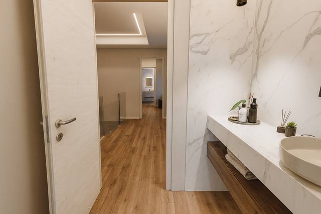 Render White Diamond: Un accento cromatico diventa punto focale e dà identità all’ambiente senza interromperne l’armonia. Il colore è concentrato su una superficie precisa, così può essere percepito come carattere e non come semplice decorazione. In questo modo la stanza acquista profondità, mentre il resto della palette rimane facile da coordinare. Il risultato nasce dall’incontro tra emozione e metodo: una bellezza visibile, ma anche comprensibile e replicabile nel progetto. Ogni elemento contribuisce a definire l’identità della vista 11 del portfolio White Diamond.