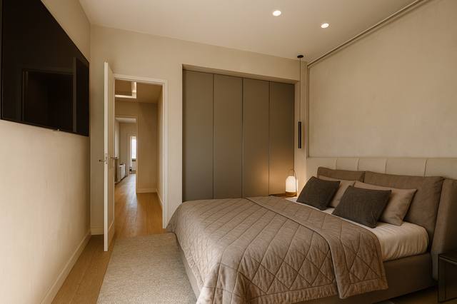 Render White Diamond: La scena è costruita per accompagnare il quotidiano: una pausa, una conversazione, il lento mutare del giorno. Materiali resistenti e proporzioni generose mantengono il comfort senza riempire ogni superficie. Il progetto dimostra che l’atmosfera nasce da decisioni funzionali, non dall’accumulo di oggetti. La composizione permette di riconoscere una funzione principale senza impedire allo spazio di accogliere altri momenti della giornata. Ogni elemento contribuisce a definire l’identità della vista 3 del portfolio White Diamond.