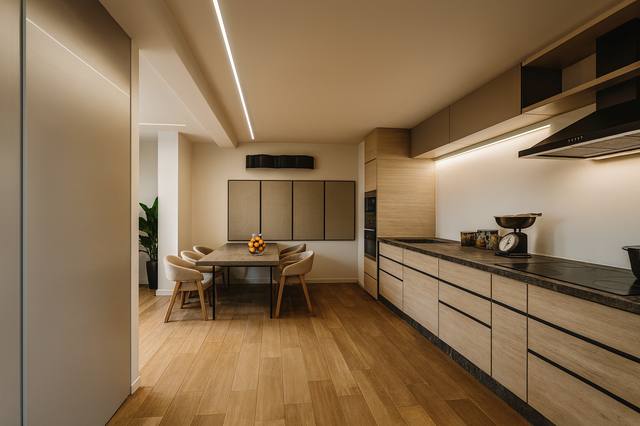 Render White Diamond: La continuità tra interno ed esterno trasforma la luce in un materiale architettonico da abitare. Le aperture, i pavimenti e la disposizione degli arredi sono pensati per accompagnare lo sguardo e rendere più naturale il passaggio verso la terrazza. La scelta migliora sia la percezione dello spazio sia la sua flessibilità quotidiana. La luce è stata pensata per non creare riflessi fastidiosi, lasciando ogni superficie percepibile sia di giorno sia dopo il tramonto. Ogni elemento contribuisce a definire l’identità della vista 4 del portfolio White Diamond.