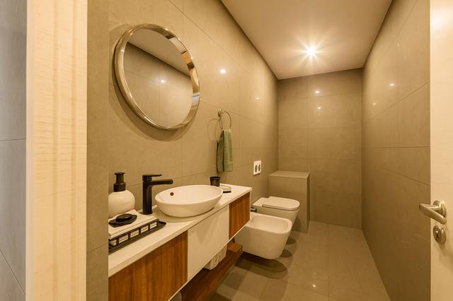 Render White Diamond: La scena è costruita per accompagnare il quotidiano: una pausa, una conversazione, il lento mutare del giorno. Materiali resistenti e proporzioni generose mantengono il comfort senza riempire ogni superficie. Il progetto dimostra che l’atmosfera nasce da decisioni funzionali, non dall’accumulo di oggetti. La composizione permette di riconoscere una funzione principale senza impedire allo spazio di accogliere altri momenti della giornata. Ogni elemento contribuisce a definire l’identità della vista 9 del portfolio White Diamond.