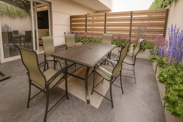 Render White Diamond: Volumi sobri, arredi calibrati e luce integrata compongono un paesaggio domestico elegante e accogliente. L’illuminazione indiretta evita l’abbagliamento e costruisce livelli diversi per conversare, riposare o muoversi con sicurezza. È un principio utile per rendere l’ambiente bello anche quando la luce naturale scompare. La scelta evita l’eccesso decorativo e lascia che siano volumi, materiali e proporzioni a costruire la qualità percepita. Ogni elemento contribuisce a definire l’identità della vista 11 del portfolio White Diamond.