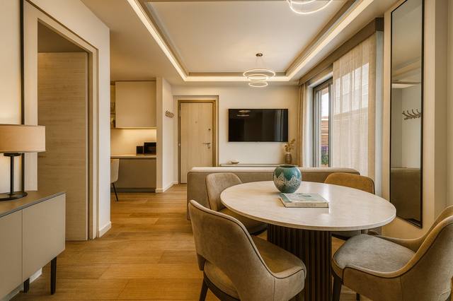 Render White Diamond: La continuità tra interno ed esterno trasforma la luce in un materiale architettonico da abitare. Le aperture, i pavimenti e la disposizione degli arredi sono pensati per accompagnare lo sguardo e rendere più naturale il passaggio verso la terrazza. La scelta migliora sia la percezione dello spazio sia la sua flessibilità quotidiana. Il dettaglio è utile anche nella pratica: facilita la manutenzione e permette di cambiare atmosfera con pochi elementi mobili. Ogni elemento contribuisce a definire l’identità della vista 16 del portfolio White Diamond.
