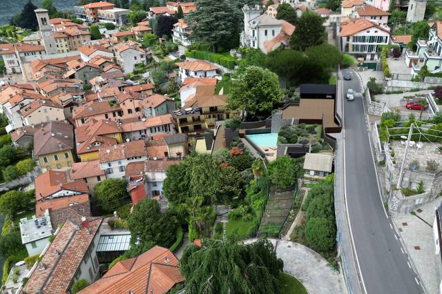 Render White Diamond: La luce radente accarezza le superfici e porta quiete nel cuore dell’ambiente. La scelta di mantenere una base cromatica controllata permette a legno, tessuti e finiture di distinguersi senza creare rumore visivo. In pratica, questa soluzione rende la stanza più facile da vivere, illuminare e completare nel tempo. Il contrasto controllato aiuta a orientare lo sguardo e può diventare una guida concreta per palette, arredi e finiture. Ogni elemento contribuisce a definire l’identità della vista 1 del portfolio White Diamond.
