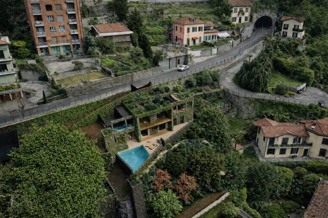 Render White Diamond: La luce radente accarezza le superfici e porta quiete nel cuore dell’ambiente. La scelta di mantenere una base cromatica controllata permette a legno, tessuti e finiture di distinguersi senza creare rumore visivo. In pratica, questa soluzione rende la stanza più facile da vivere, illuminare e completare nel tempo. La composizione permette di riconoscere una funzione principale senza impedire allo spazio di accogliere altri momenti della giornata. Ogni elemento contribuisce a definire l’identità della vista 7 del portfolio White Diamond.
