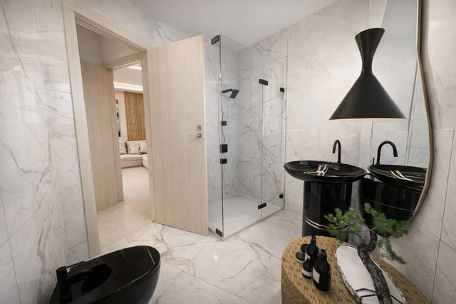 Render White Diamond: La luce radente accarezza le superfici e porta quiete nel cuore dell’ambiente. La scelta di mantenere una base cromatica controllata permette a legno, tessuti e finiture di distinguersi senza creare rumore visivo. In pratica, questa soluzione rende la stanza più facile da vivere, illuminare e completare nel tempo. La composizione permette di riconoscere una funzione principale senza impedire allo spazio di accogliere altri momenti della giornata. Ogni elemento contribuisce a definire l’identità della vista 19 del portfolio White Diamond.