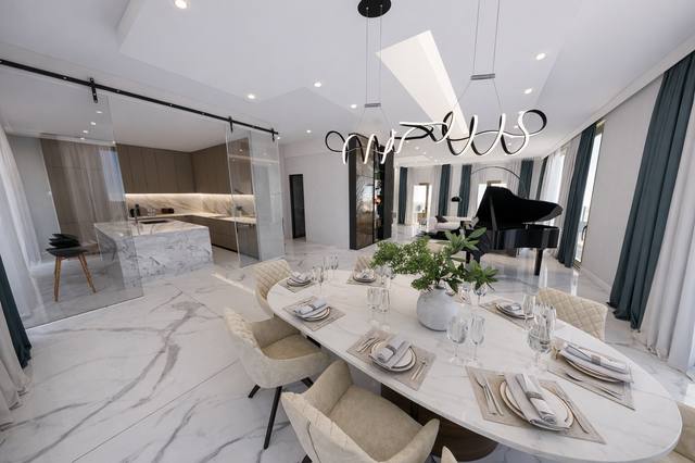 Render White Diamond: La luce radente accarezza le superfici e porta quiete nel cuore dell’ambiente. La scelta di mantenere una base cromatica controllata permette a legno, tessuti e finiture di distinguersi senza creare rumore visivo. In pratica, questa soluzione rende la stanza più facile da vivere, illuminare e completare nel tempo. La composizione permette di riconoscere una funzione principale senza impedire allo spazio di accogliere altri momenti della giornata. Ogni elemento contribuisce a definire l’identità della vista 34 del portfolio White Diamond.