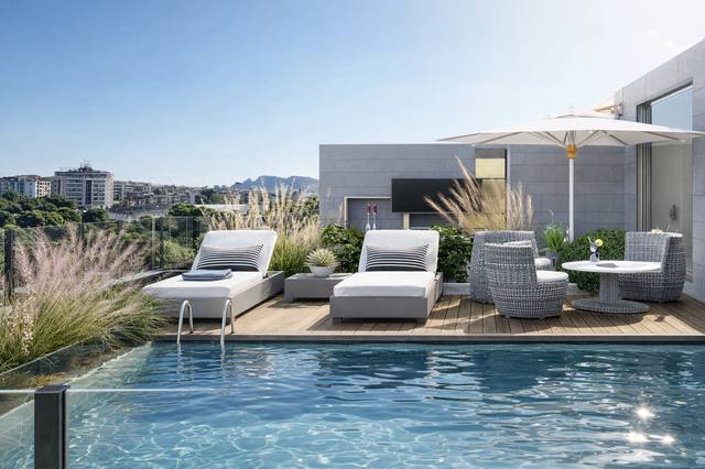 Render White Diamond: Un dialogo misurato tra materia, colore e proporzione costruisce un’atmosfera che invita a restare. Le superfici non sono soltanto decorative: riflettono, assorbono e guidano la luce nelle diverse ore del giorno. È un equilibrio utile quando si desidera un interno elegante ma non fragile o dipendente dalle mode. La luce è stata pensata per non creare riflessi fastidiosi, lasciando ogni superficie percepibile sia di giorno sia dopo il tramonto. Ogni elemento contribuisce a definire l’identità della vista 47 del portfolio White Diamond.