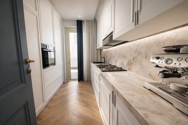 Render White Diamond: La luce radente accarezza le superfici e porta quiete nel cuore dell’ambiente. La scelta di mantenere una base cromatica controllata permette a legno, tessuti e finiture di distinguersi senza creare rumore visivo. In pratica, questa soluzione rende la stanza più facile da vivere, illuminare e completare nel tempo. La composizione permette di riconoscere una funzione principale senza impedire allo spazio di accogliere altri momenti della giornata. Ogni elemento contribuisce a definire l’identità della vista 61 del portfolio White Diamond.