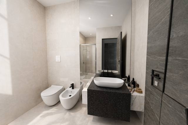 Render White Diamond: Le geometrie essenziali lasciano respirare il dettaglio, mentre le texture danno profondità allo sguardo. La composizione funziona perché ogni elemento ha un peso preciso e lascia liberi i percorsi quotidiani. Il risultato è uno spazio ordinato, più confortevole e semplice da mantenere. La soluzione è verificabile prima dei lavori attraverso campioni, planimetrie e render, riducendo correzioni costose in cantiere. Ogni elemento contribuisce a definire l’identità della vista 63 del portfolio White Diamond.
