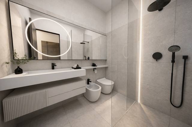 Render White Diamond: Le geometrie essenziali lasciano respirare il dettaglio, mentre le texture danno profondità allo sguardo. La composizione funziona perché ogni elemento ha un peso preciso e lascia liberi i percorsi quotidiani. Il risultato è uno spazio ordinato, più confortevole e semplice da mantenere. La soluzione è verificabile prima dei lavori attraverso campioni, planimetrie e render, riducendo correzioni costose in cantiere. Ogni elemento contribuisce a definire l’identità della vista 66 del portfolio White Diamond.