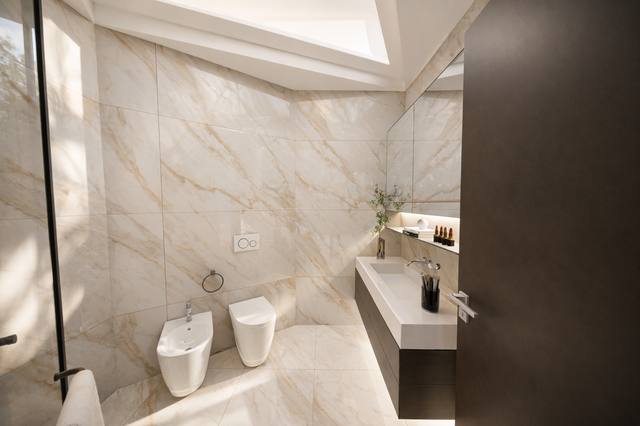 Render White Diamond: Un dialogo misurato tra materia, colore e proporzione costruisce un’atmosfera che invita a restare. Le superfici non sono soltanto decorative: riflettono, assorbono e guidano la luce nelle diverse ore del giorno. È un equilibrio utile quando si desidera un interno elegante ma non fragile o dipendente dalle mode. La luce è stata pensata per non creare riflessi fastidiosi, lasciando ogni superficie percepibile sia di giorno sia dopo il tramonto. Ogni elemento contribuisce a definire l’identità della vista 74 del portfolio White Diamond.