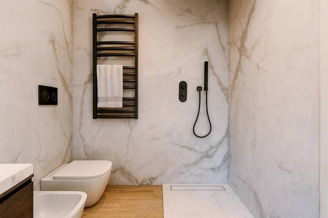 Render White Diamond: Le geometrie essenziali lasciano respirare il dettaglio, mentre le texture danno profondità allo sguardo. La composizione funziona perché ogni elemento ha un peso preciso e lascia liberi i percorsi quotidiani. Il risultato è uno spazio ordinato, più confortevole e semplice da mantenere. La soluzione è verificabile prima dei lavori attraverso campioni, planimetrie e render, riducendo correzioni costose in cantiere. Ogni elemento contribuisce a definire l’identità della vista 90 del portfolio White Diamond.
