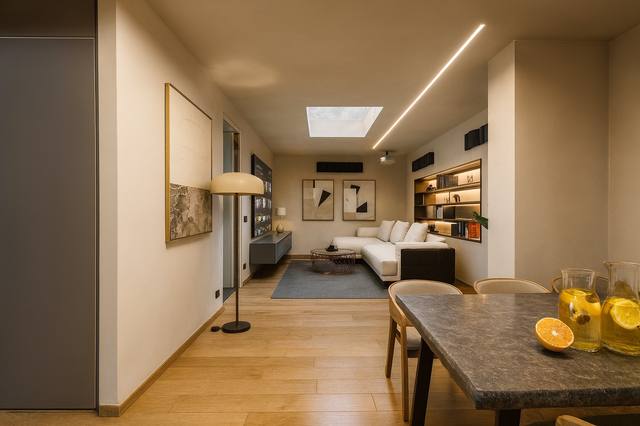 Render White Diamond: La luce radente accarezza le superfici e porta quiete nel cuore dell’ambiente. La scelta di mantenere una base cromatica controllata permette a legno, tessuti e finiture di distinguersi senza creare rumore visivo. In pratica, questa soluzione rende la stanza più facile da vivere, illuminare e completare nel tempo. La composizione permette di riconoscere una funzione principale senza impedire allo spazio di accogliere altri momenti della giornata. Ogni elemento contribuisce a definire l’identità della vista 97 del portfolio White Diamond.