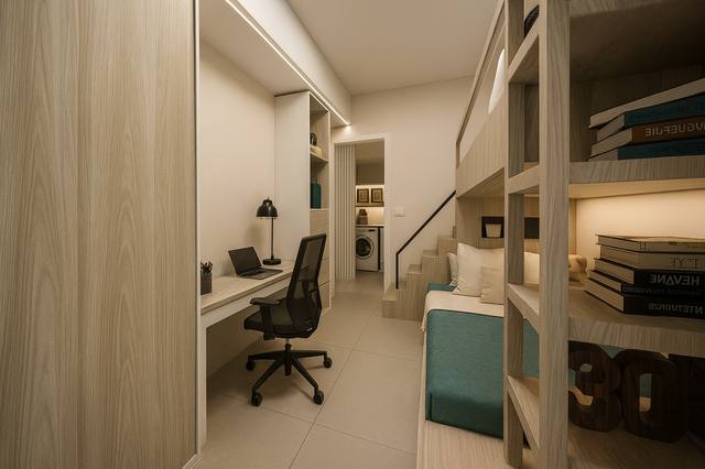 Render White Diamond: La luce radente accarezza le superfici e porta quiete nel cuore dell’ambiente. La scelta di mantenere una base cromatica controllata permette a legno, tessuti e finiture di distinguersi senza creare rumore visivo. In pratica, questa soluzione rende la stanza più facile da vivere, illuminare e completare nel tempo. La composizione permette di riconoscere una funzione principale senza impedire allo spazio di accogliere altri momenti della giornata. Ogni elemento contribuisce a definire l’identità della vista 109 del portfolio White Diamond.