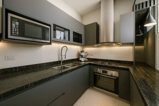 Render White Diamond: La luce radente accarezza le superfici e porta quiete nel cuore dell’ambiente. La scelta di mantenere una base cromatica controllata permette a legno, tessuti e finiture di distinguersi senza creare rumore visivo. In pratica, questa soluzione rende la stanza più facile da vivere, illuminare e completare nel tempo. La composizione permette di riconoscere una funzione principale senza impedire allo spazio di accogliere altri momenti della giornata. Ogni elemento contribuisce a definire l’identità della vista 118 del portfolio White Diamond.
