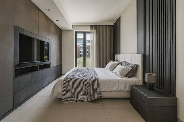 Render White Diamond: La luce radente accarezza le superfici e porta quiete nel cuore dell’ambiente. La scelta di mantenere una base cromatica controllata permette a legno, tessuti e finiture di distinguersi senza creare rumore visivo. In pratica, questa soluzione rende la stanza più facile da vivere, illuminare e completare nel tempo. La composizione permette di riconoscere una funzione principale senza impedire allo spazio di accogliere altri momenti della giornata. Ogni elemento contribuisce a definire l’identità della vista 121 del portfolio White Diamond.