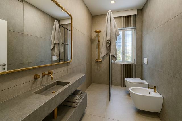Render White Diamond: Un dialogo misurato tra materia, colore e proporzione costruisce un’atmosfera che invita a restare. Le superfici non sono soltanto decorative: riflettono, assorbono e guidano la luce nelle diverse ore del giorno. È un equilibrio utile quando si desidera un interno elegante ma non fragile o dipendente dalle mode. La luce è stata pensata per non creare riflessi fastidiosi, lasciando ogni superficie percepibile sia di giorno sia dopo il tramonto. Ogni elemento contribuisce a definire l’identità della vista 125 del portfolio White Diamond.