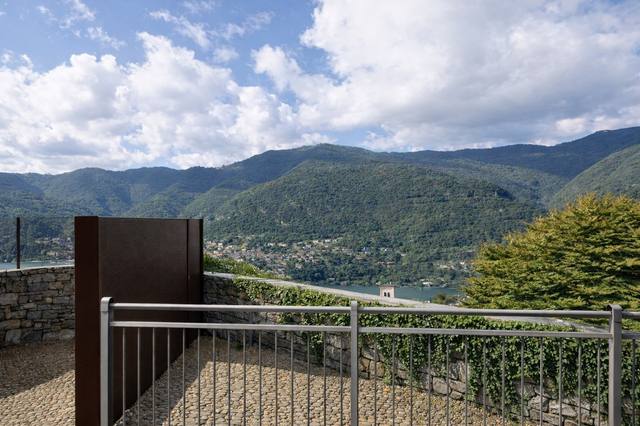 Render White Diamond: La luce radente accarezza le superfici e porta quiete nel cuore dell’ambiente. La scelta di mantenere una base cromatica controllata permette a legno, tessuti e finiture di distinguersi senza creare rumore visivo. In pratica, questa soluzione rende la stanza più facile da vivere, illuminare e completare nel tempo. La composizione permette di riconoscere una funzione principale senza impedire allo spazio di accogliere altri momenti della giornata. Ogni elemento contribuisce a definire l’identità della vista 148 del portfolio White Diamond.