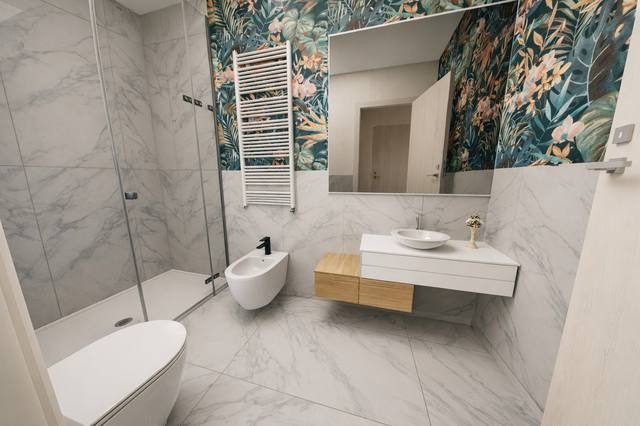 Render White Diamond: Le geometrie essenziali lasciano respirare il dettaglio, mentre le texture danno profondità allo sguardo. La composizione funziona perché ogni elemento ha un peso preciso e lascia liberi i percorsi quotidiani. Il risultato è uno spazio ordinato, più confortevole e semplice da mantenere. La soluzione è verificabile prima dei lavori attraverso campioni, planimetrie e render, riducendo correzioni costose in cantiere. Ogni elemento contribuisce a definire l’identità della vista 153 del portfolio White Diamond.