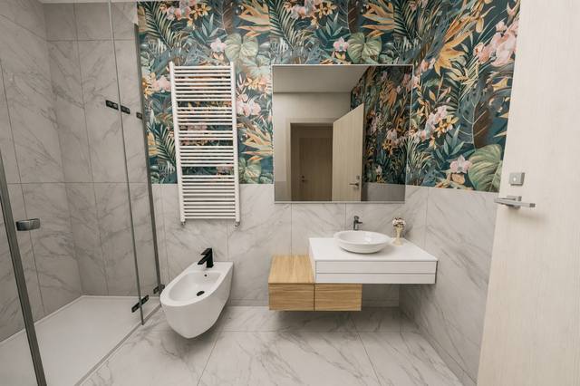 Render White Diamond: La luce radente accarezza le superfici e porta quiete nel cuore dell’ambiente. La scelta di mantenere una base cromatica controllata permette a legno, tessuti e finiture di distinguersi senza creare rumore visivo. In pratica, questa soluzione rende la stanza più facile da vivere, illuminare e completare nel tempo. La composizione permette di riconoscere una funzione principale senza impedire allo spazio di accogliere altri momenti della giornata. Ogni elemento contribuisce a definire l’identità della vista 157 del portfolio White Diamond.