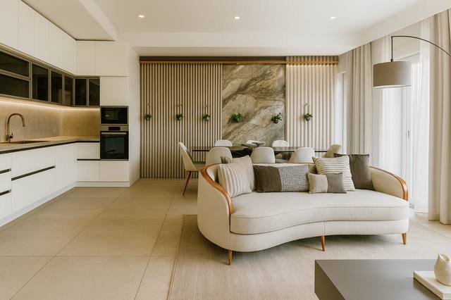 Render White Diamond: La luce radente accarezza le superfici e porta quiete nel cuore dell’ambiente. La scelta di mantenere una base cromatica controllata permette a legno, tessuti e finiture di distinguersi senza creare rumore visivo. In pratica, questa soluzione rende la stanza più facile da vivere, illuminare e completare nel tempo. La composizione permette di riconoscere una funzione principale senza impedire allo spazio di accogliere altri momenti della giornata. Ogni elemento contribuisce a definire l’identità della vista 160 del portfolio White Diamond.