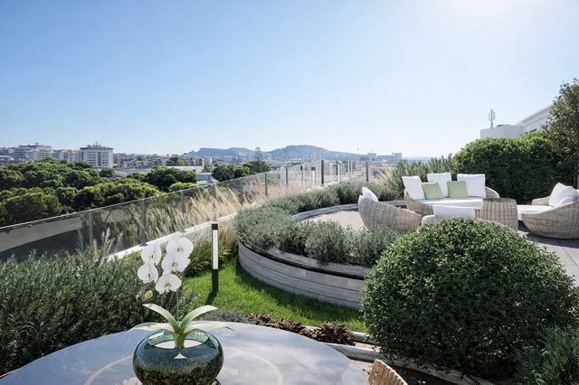 Render White Diamond: Ogni elemento segue l’orizzonte e lascia che aria, luce e silenzio diventino parte dell’esperienza. La distribuzione libera il percorso principale e concentra l’arredo dove può essere vissuto con comodità. Il risultato è uno spazio esterno più ordinato, ospitale e facile da gestire. La proporzione tra pieni e vuoti evita l’effetto affollato e rende lo spazio più flessibile per usi diversi. Ogni elemento contribuisce a definire l’identità della vista 3 del portfolio White Diamond.