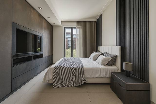 Render White Diamond: Ogni elemento segue l’orizzonte e lascia che aria, luce e silenzio diventino parte dell’esperienza. La distribuzione libera il percorso principale e concentra l’arredo dove può essere vissuto con comodità. Il risultato è uno spazio esterno più ordinato, ospitale e facile da gestire. Il contrasto controllato aiuta a orientare lo sguardo e può diventare una guida concreta per palette, arredi e finiture. Ogni elemento contribuisce a definire l’identità della vista 15 del portfolio White Diamond.